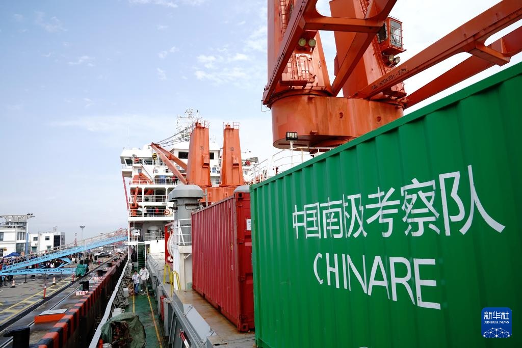 كاسحة الجليد شيويهلونغ الصينية تعود من بعثة استكشافية مثمرة للقطب الجنوبي