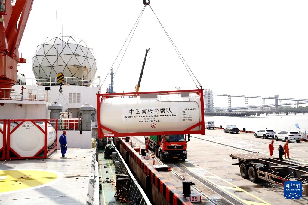 كاسحة الجليد شيويهلونغ الصينية تعود من بعثة استكشافية مثمرة للقطب الجنوبي