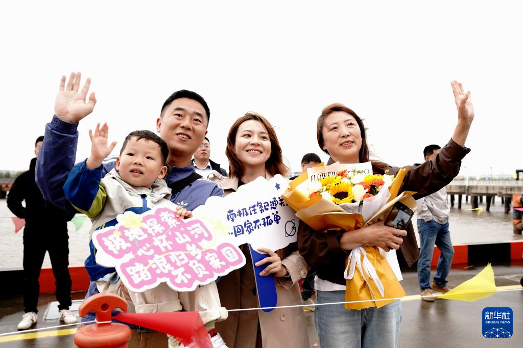 كاسحة الجليد شيويهلونغ الصينية تعود من بعثة استكشافية مثمرة للقطب الجنوبي