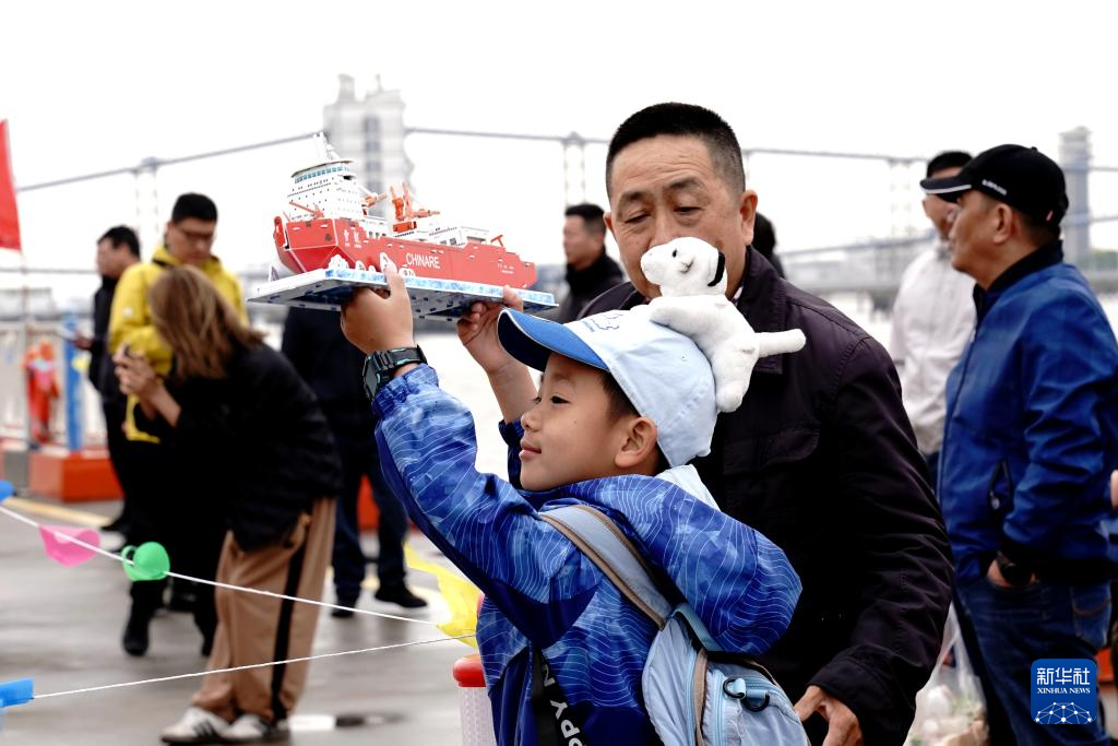 كاسحة الجليد شيويهلونغ الصينية تعود من بعثة استكشافية مثمرة للقطب الجنوبي