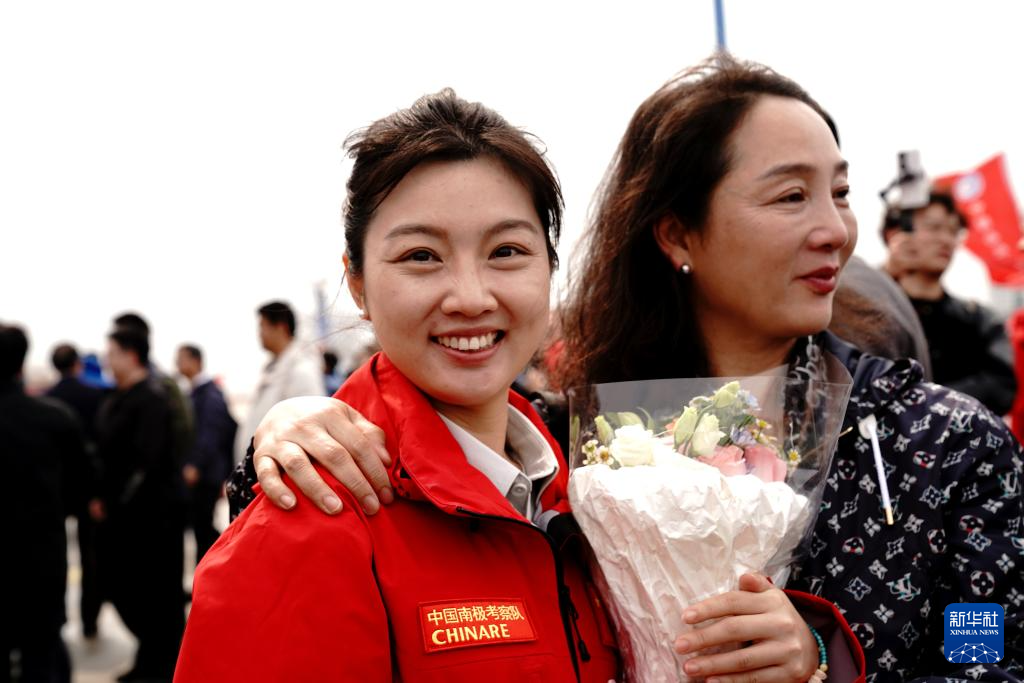 كاسحة الجليد شيويهلونغ الصينية تعود من بعثة استكشافية مثمرة للقطب الجنوبي