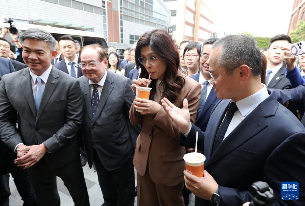 رئيسة حزب الكومينتانغ الصيني تبدي إعجابها بحيوية شانغهاي وتحث على حسن النية والثقة المتبادلة عبر مضيق تايوان