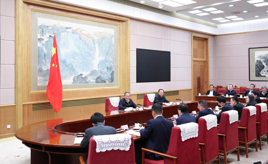رئيس مجلس الدولة الصيني يترأس اجتماعاً بشأن الوضع الاقتصادي في البلاد