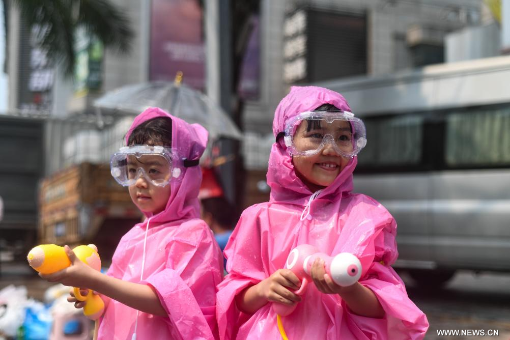 مهرجان رش الماء في مقاطعة يوننان جنوب غربي الصين