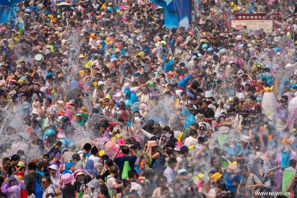 مهرجان رش الماء في مقاطعة يوننان جنوب غربي الصين