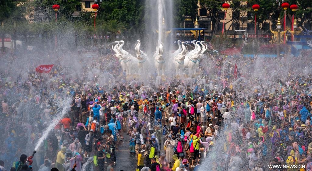 مهرجان رش الماء في مقاطعة يوننان جنوب غربي الصين