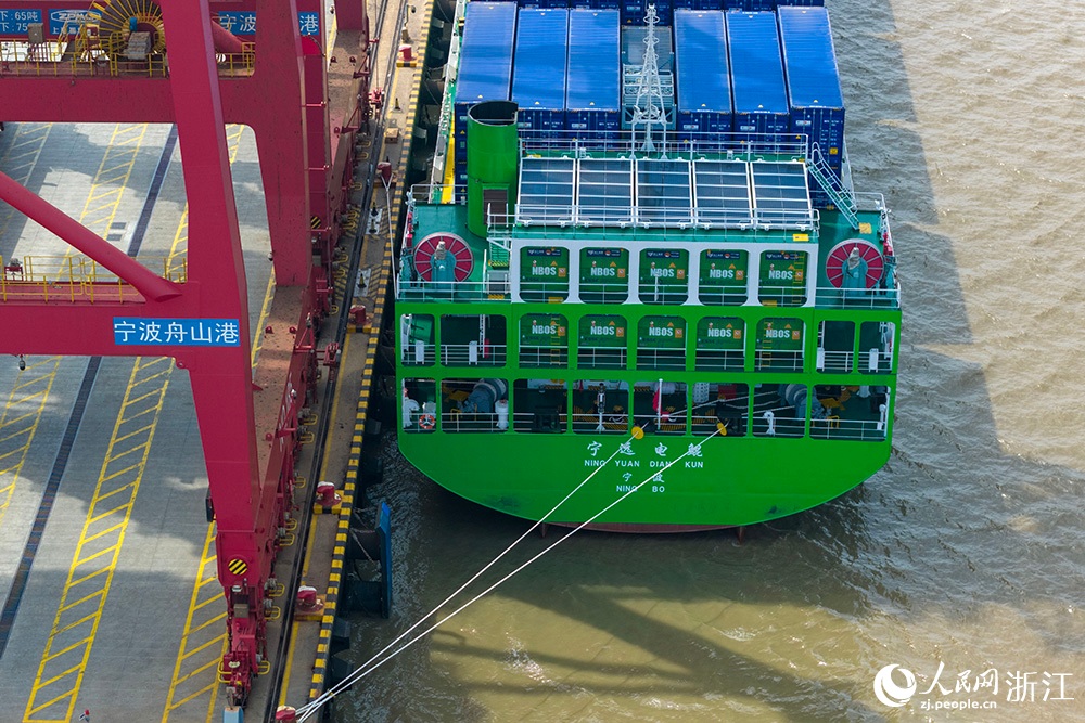 أكبر سفينة حاويات ذكية كهربائية بالكامل في العالم تدخل الخدمة في الصين