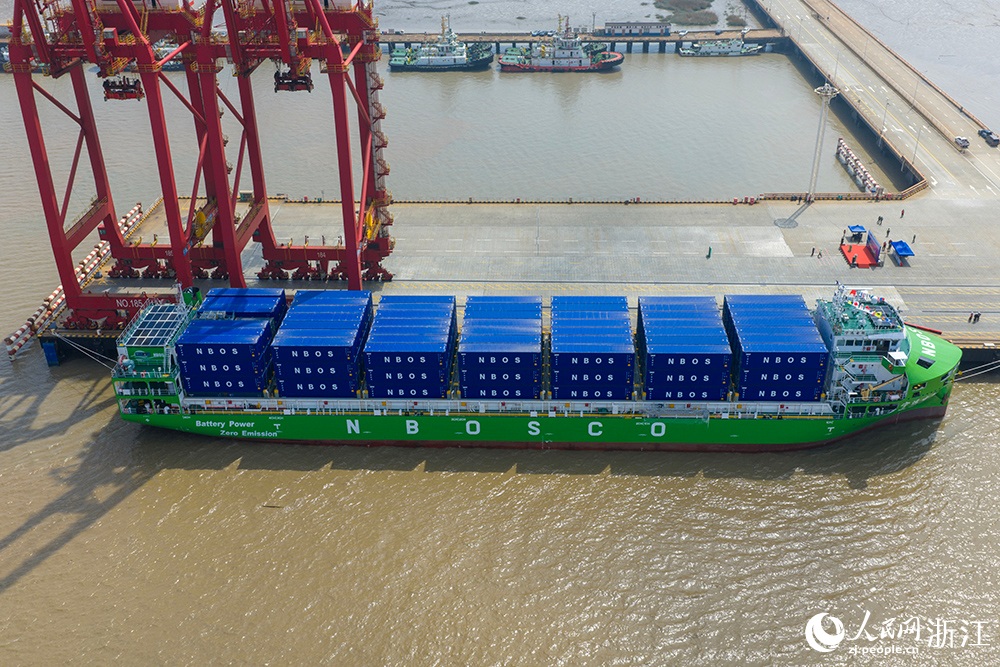 أكبر سفينة حاويات ذكية كهربائية بالكامل في العالم تدخل الخدمة في الصين