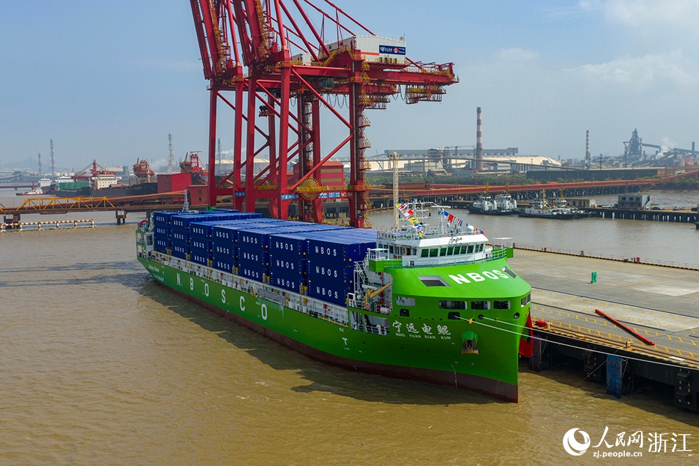 أكبر سفينة حاويات ذكية كهربائية بالكامل في العالم تدخل الخدمة في الصين