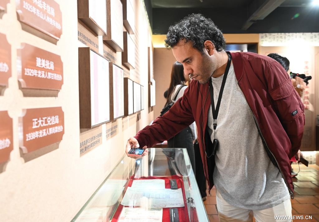 فنانون عرب يزورون بلدة قديمة بجنوب شرقي الصين