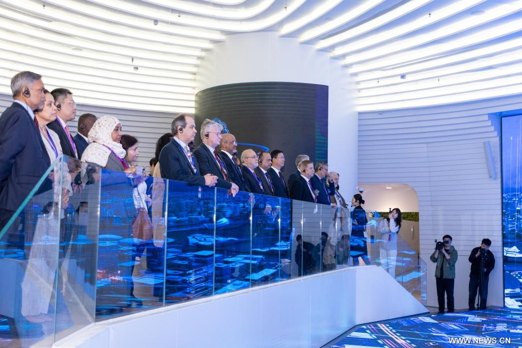 مقالة : جولة لمبعوثين أجانب في مقاطعة خبي الصينية بحثا عن علاقات تجارية ورؤى حول الابتكار الحضري