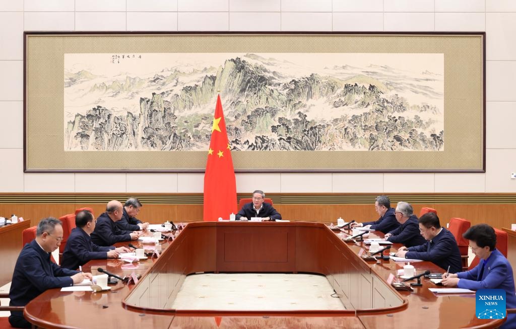 رئيس مجلس الدولة الصيني يدعو إلى تحسين هيكل الطاقة في البلاد