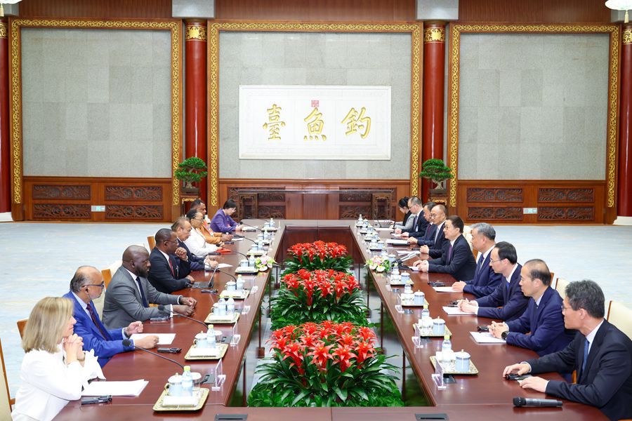 نائب الرئيس: الصين مستعدة لتعزيز مجتمع عالمي للتنمية التشاركية مع جميع الأطراف