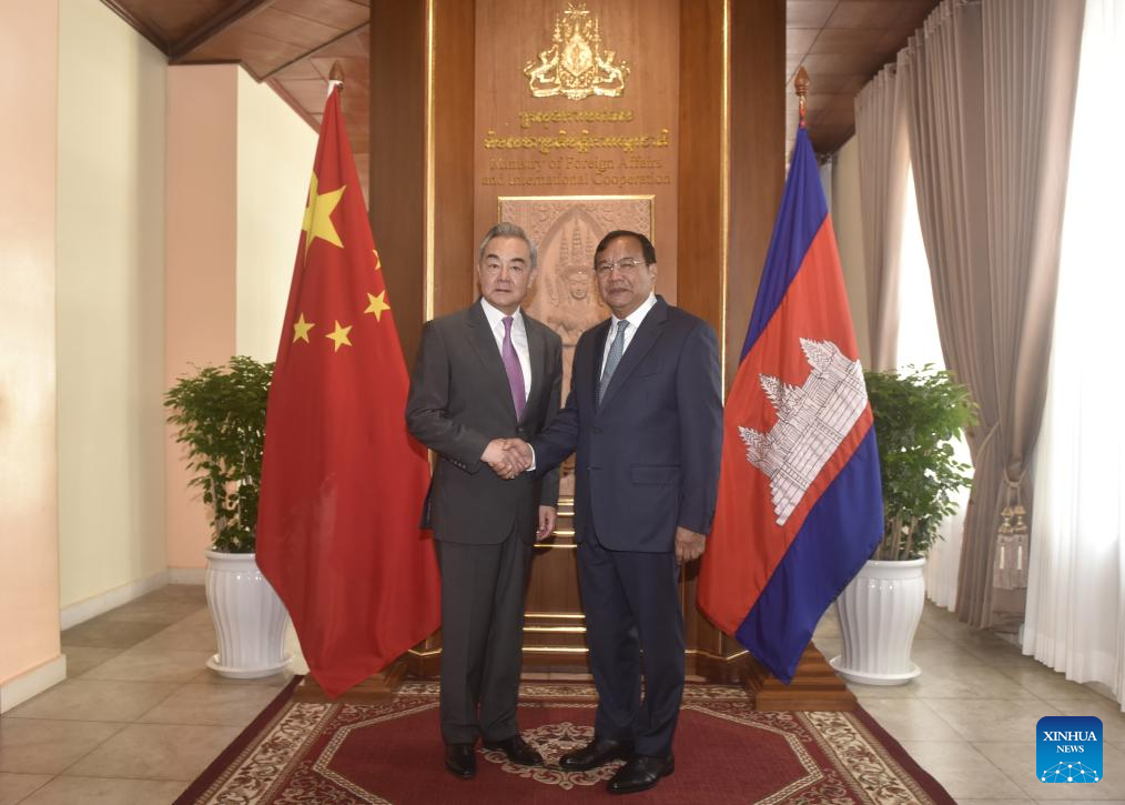 وزير الخارجية الصيني يجري محادثات مع نظيره الكمبودي