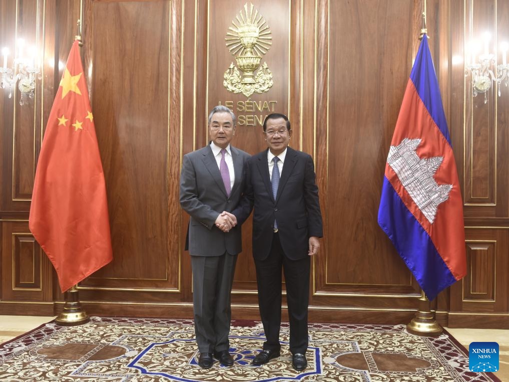 القائم بأعمال رئيس الدولة في كمبوديا يجتمع مع وزير الخارجية الصيني