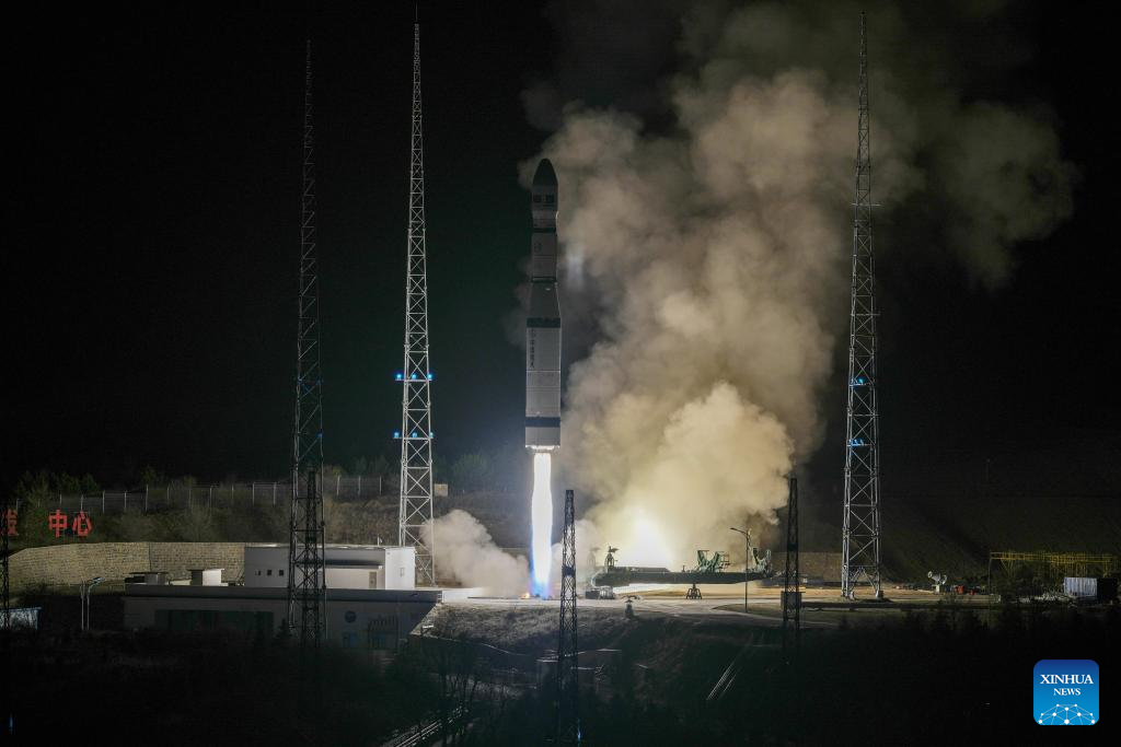 الصين تطلق قمرا صناعيا باكستانيا