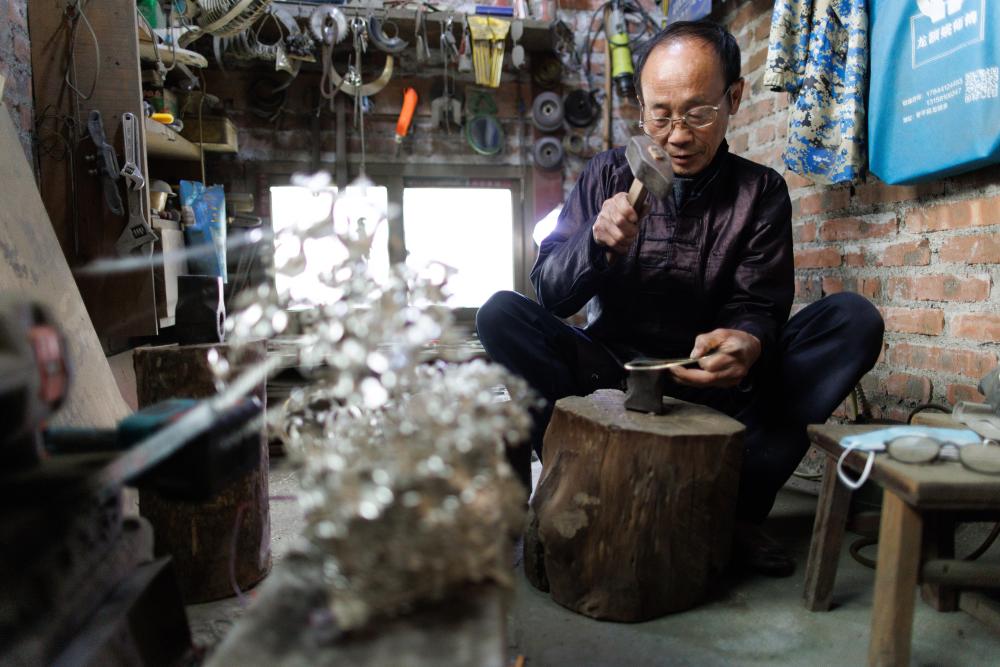 الصورة: الصناعة اليدوية للحلي الفضية في جنوب غربي الصين