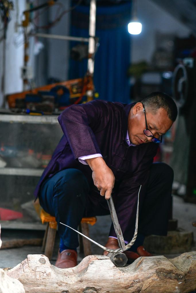 الصورة: الصناعة اليدوية للحلي الفضية في جنوب غربي الصين