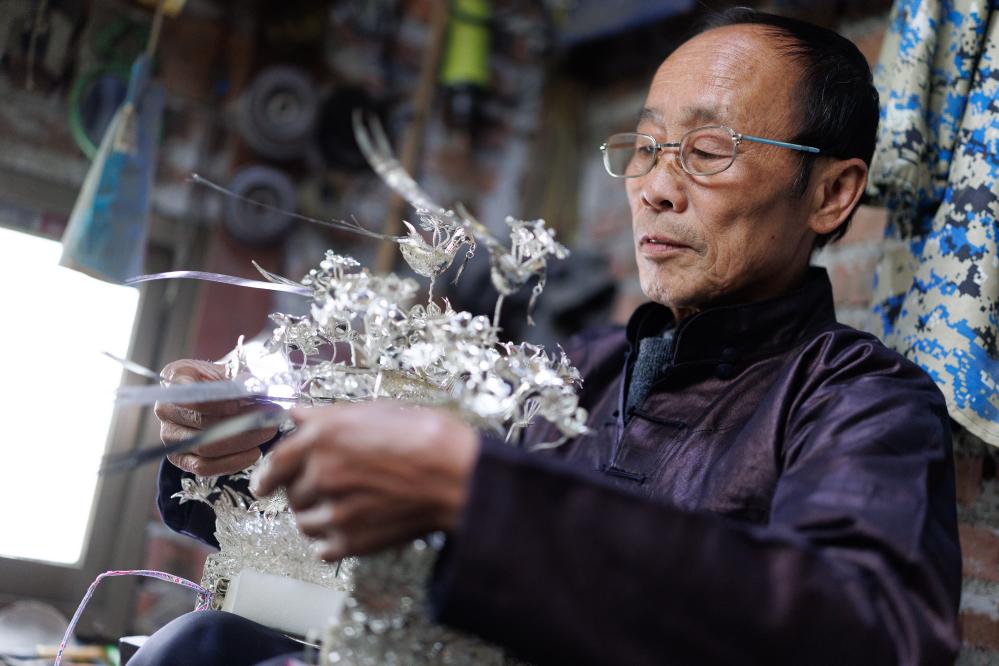 الصورة: الصناعة اليدوية للحلي الفضية في جنوب غربي الصين