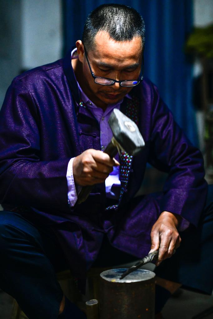 الصورة: الصناعة اليدوية للحلي الفضية في جنوب غربي الصين