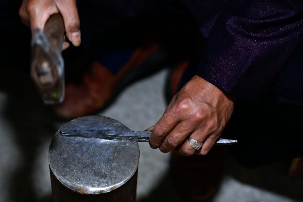 الصورة: الصناعة اليدوية للحلي الفضية في جنوب غربي الصين