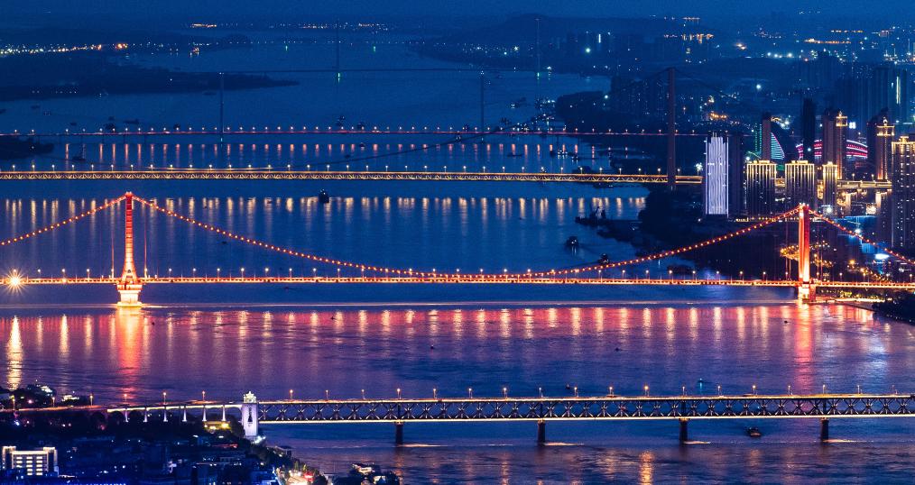 الصورة: جسور عابرة لنهر اليانغتسي في مقاطعة بوسط الصين