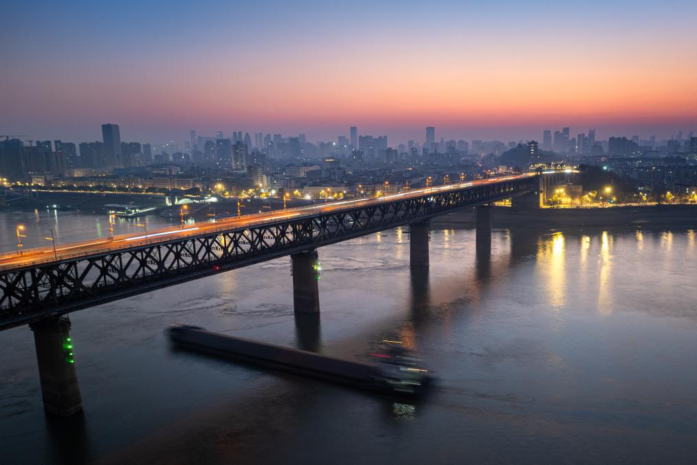 الصورة: جسور عابرة لنهر اليانغتسي في مقاطعة بوسط الصين