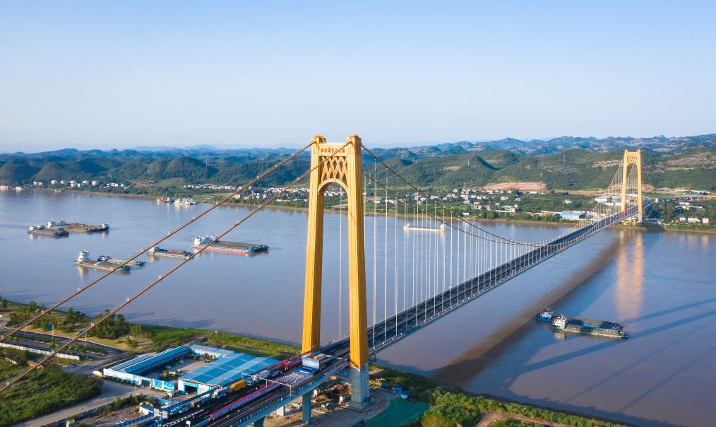 الصورة: جسور عابرة لنهر اليانغتسي في مقاطعة بوسط الصين