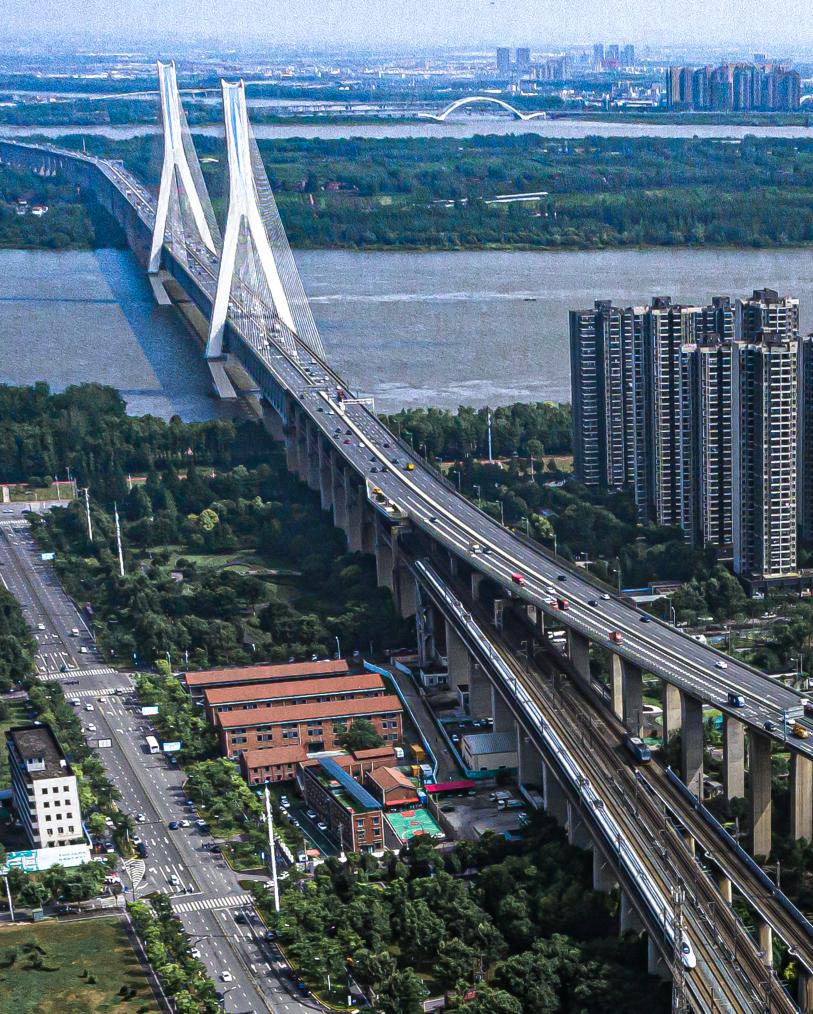 الصورة: جسور عابرة لنهر اليانغتسي في مقاطعة بوسط الصين