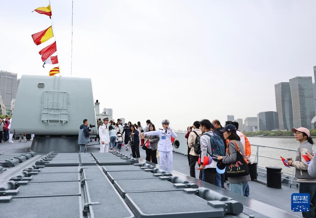 البحرية الصينية تنظم يوما مفتوحا للعموم لزيارة أكثر من 40 سفينة حربية