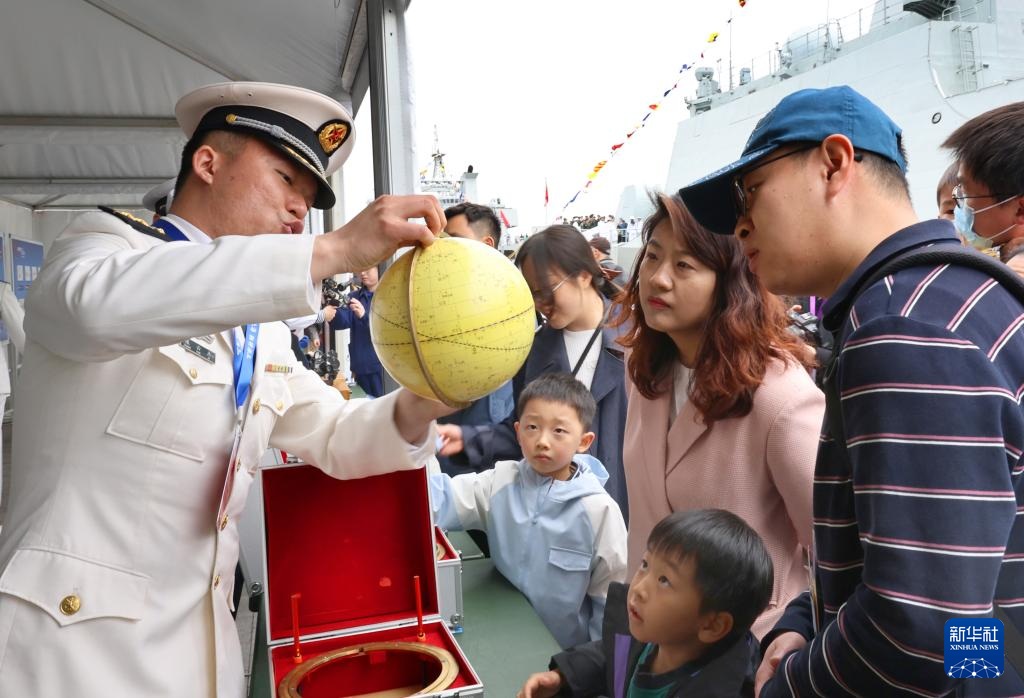 البحرية الصينية تنظم يوما مفتوحا للعموم لزيارة أكثر من 40 سفينة حربية