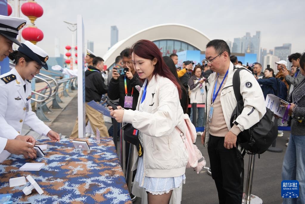 البحرية الصينية تنظم يوما مفتوحا للعموم لزيارة أكثر من 40 سفينة حربية