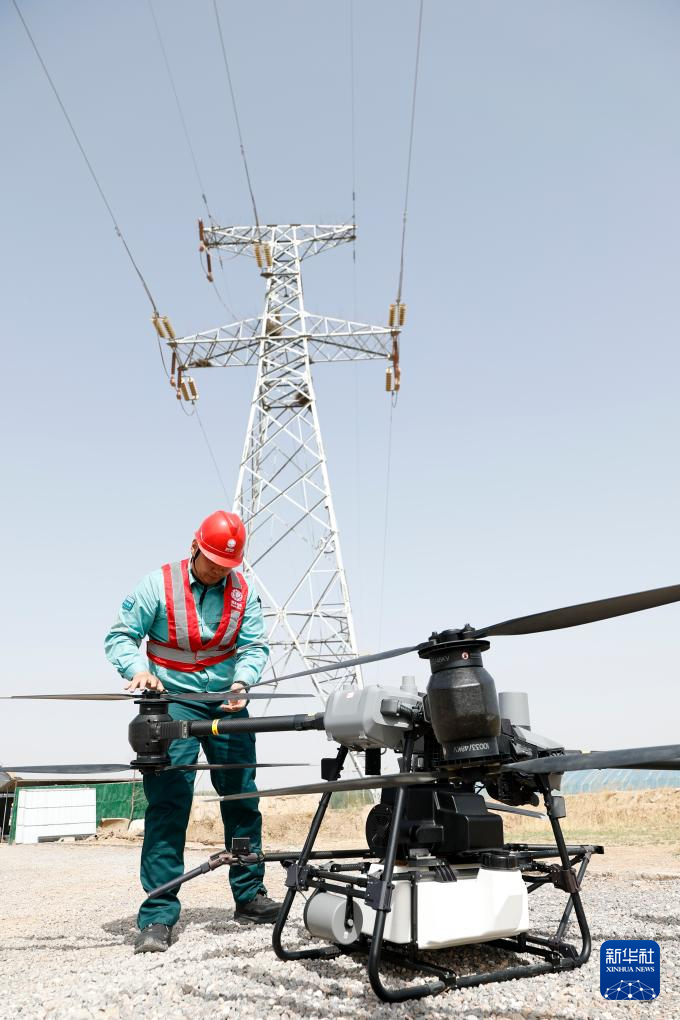 ينتشوان: الطائرات المسيّرة تنظف عوازل شبكة الكهرباء