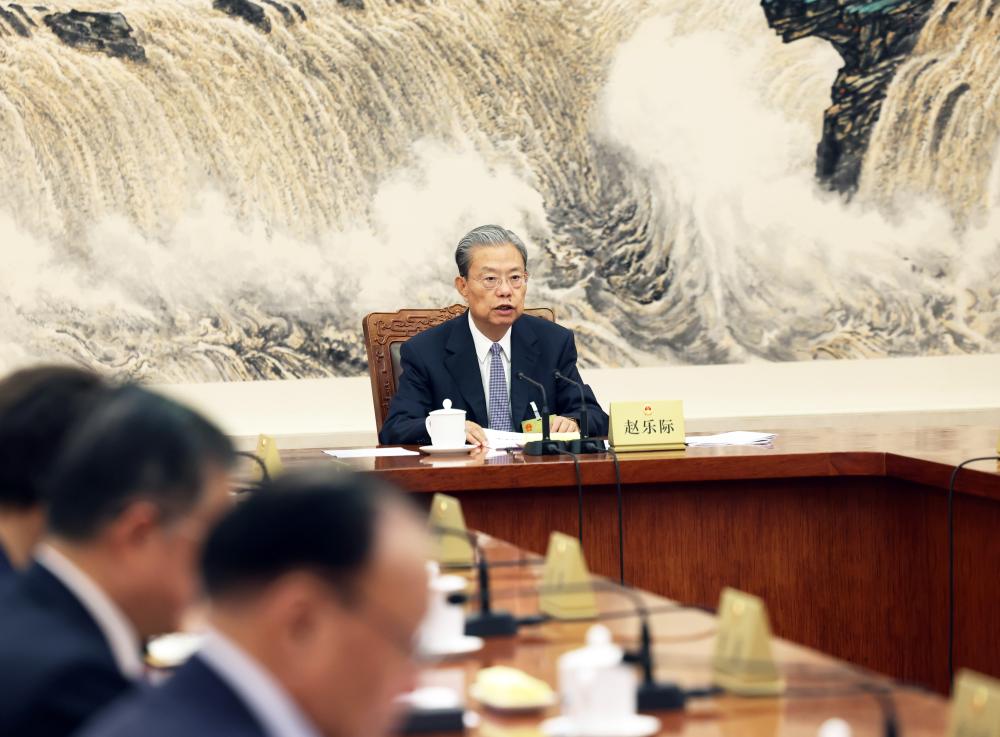 مشرعون صينيون يستمعون إلى تقارير بشأن مناقشات حول مشروعات قوانين