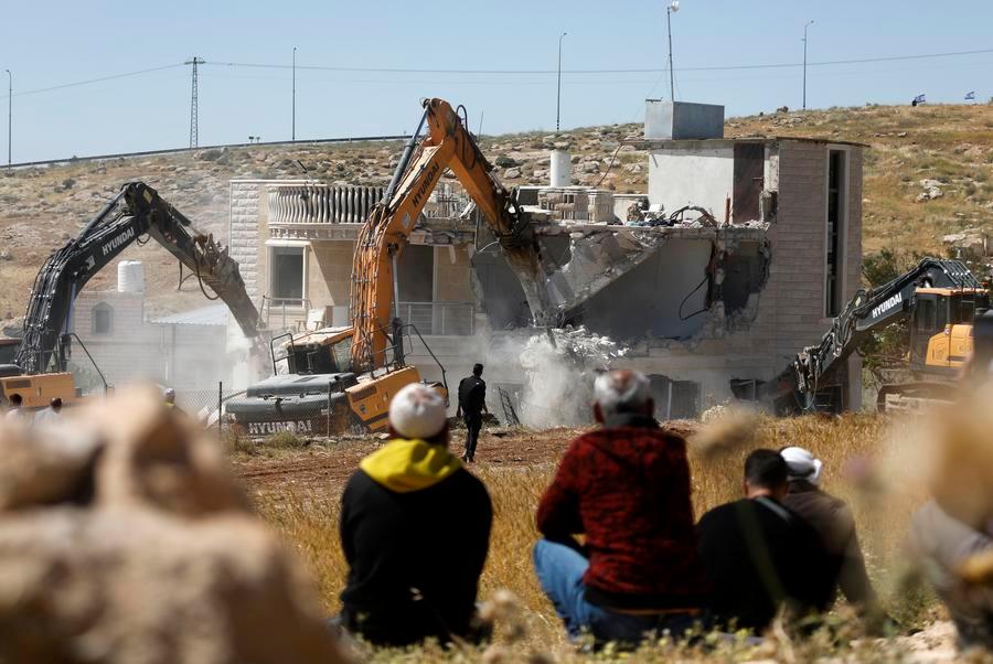 الحكومة الفلسطينية تندد باعتزام إسرائيل شق طرق استيطانية في الضفة الغربية