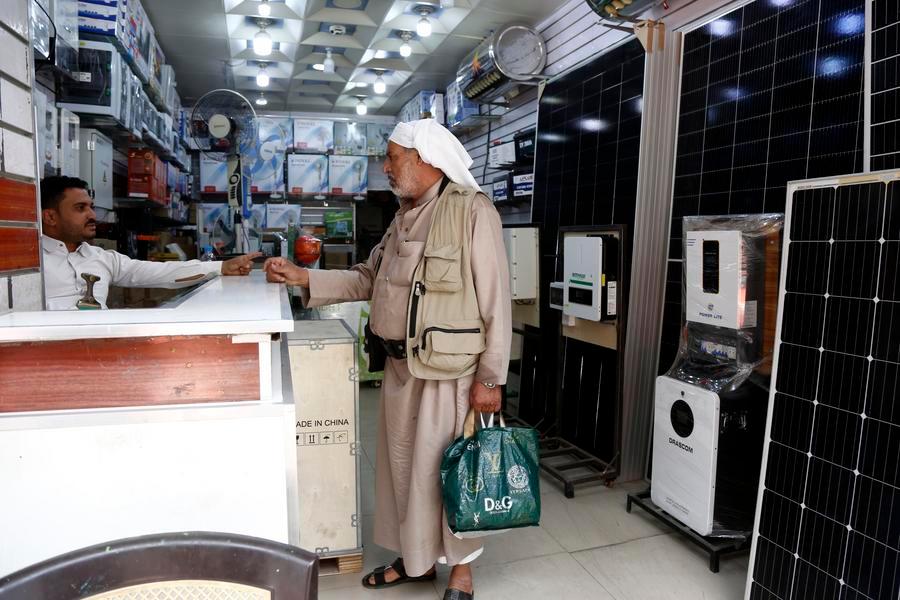 تحقيق إخباري: أزمة سيولة نقدية تضاعف معاناة اليمنيين