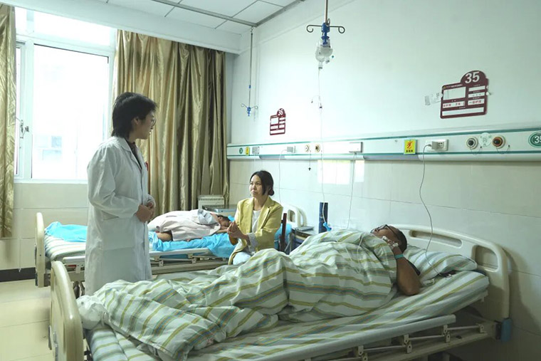 معجزة دافئة .. متطوعون يتدخلون لإنقاذ بائع تفاح مريض وبيع 4 أطنان من تفاحه في 19 ساعة
