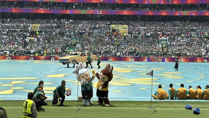 الدمية الصينية "لابوبو" تخطف الأضواء في افتتاح كأس العالم