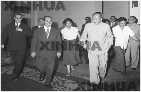 لقاء جمع بين ماوتسي تونغ وكريم بلقاسم نائب الرئيس ووزير الشؤون الخارجية 17 مايو1960