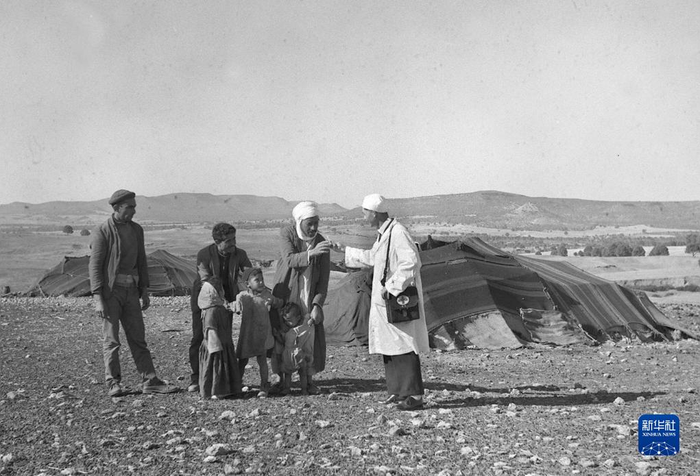 تُظهر هذه الصورة الأرشيفية التي تعود لعام 1965 طبيباً صينياً (الأول من اليمين) وهو يعالج راعياً في ولاية صيدا بالجزائر.