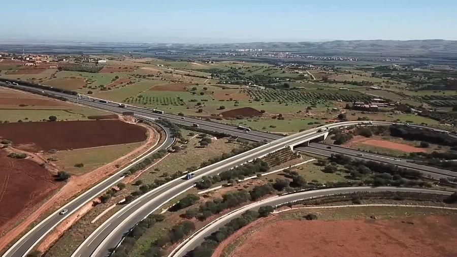 لعبت الشركات الصينية دوراً محورياً في إنجاز مشروع "الطريق السيار شرق-غرب" في الجزائر، والذي يوصف بـ"مشروع القرن" لربطه بين 17 ولاية.