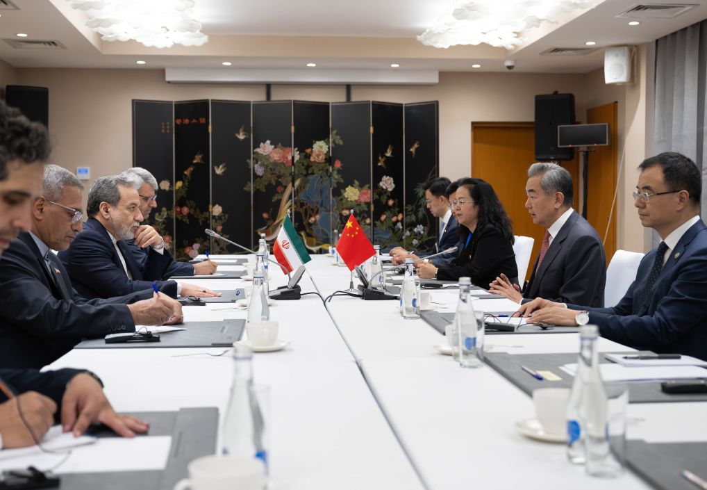 وزير الخارجية الصيني يلتقي نظيره الإيراني ويدعو إلى استئناف المفاوضات