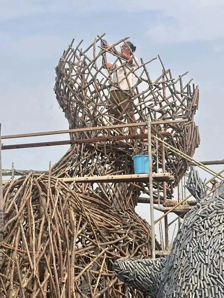 فنان صيني يقضي شهرين في صنع تمثال 