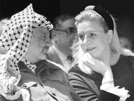 فى عام 1991، تزوجت السيدة سهى عرفات(كانت فى العمر28 عاما) سرا من عرفات رئيس السلطة الوطنية الفلسطينية(كان فى العمر62 عاما).واستقرت سهى مع ابنتها الصغيرة فى تونس بعد توفى عرفات عام 2004.