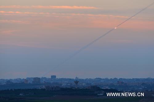 انفجار صاروخ أطلق من غزة فى وسط اسرائيل فيما يتبادل المسلحون والجيش الإسرائيلى الضربات