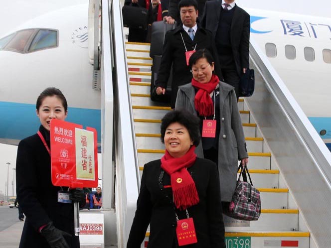 وصول وفود محلية إلى بكين لحضور الدورة السنوية للبرلمان الصيني 