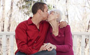 أمريكي يقع في حب مسنة عمرها تجاوز 91 سنة